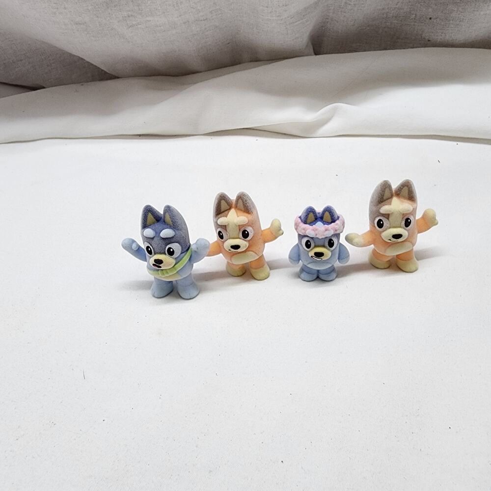 4 flocked Mini Bluey figures b37
